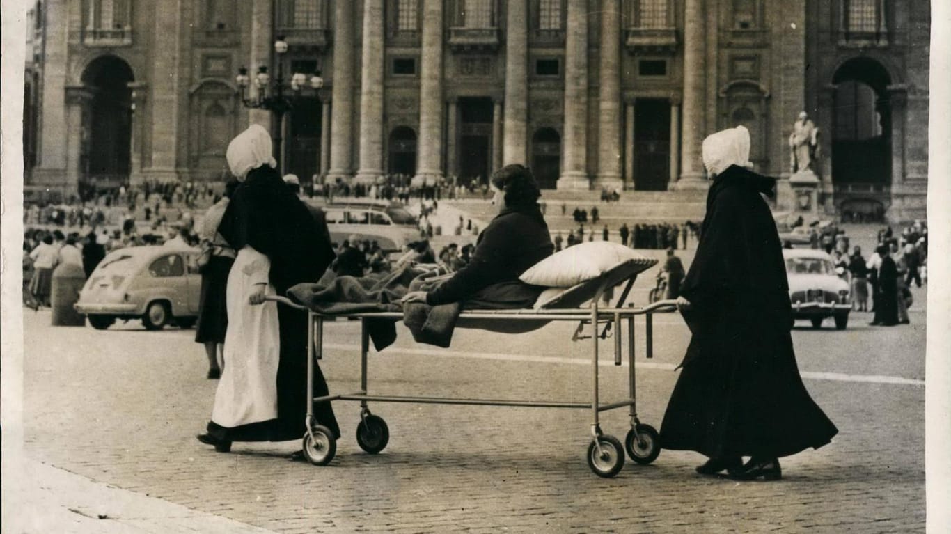 10. Oktober 1957: Kranke und Verletzte warten in Vatikanstadt darauf, von Papst Pius XII. gesegnet zu werden.