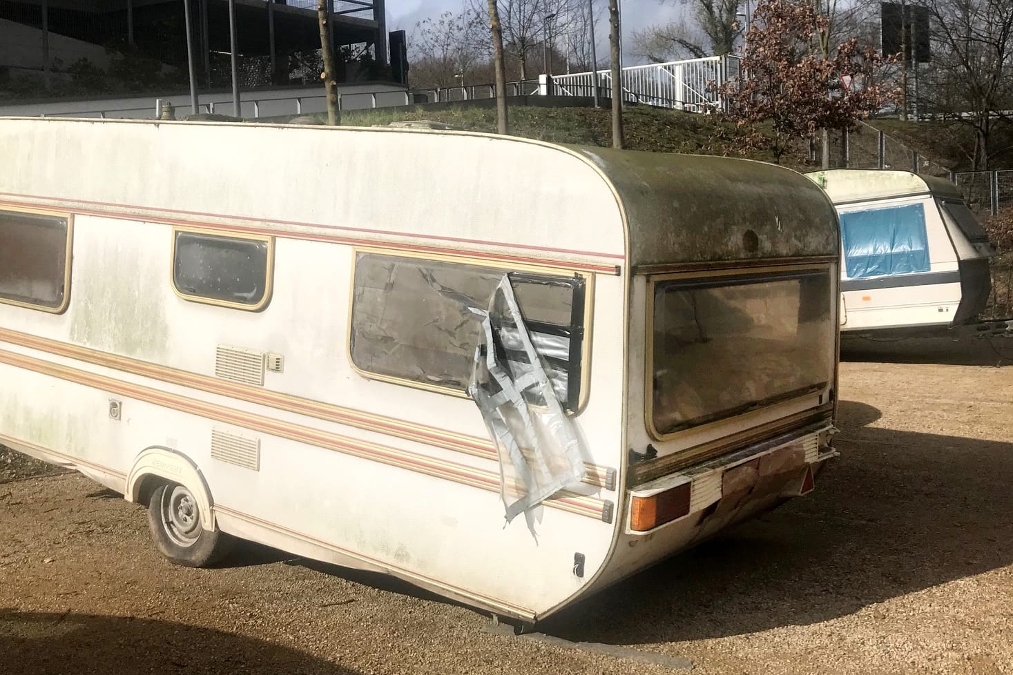 Aus diesem Campingwagen wurde das Mädchen befreit: Die Polizei geht von einem Sexualverbrechen aus.