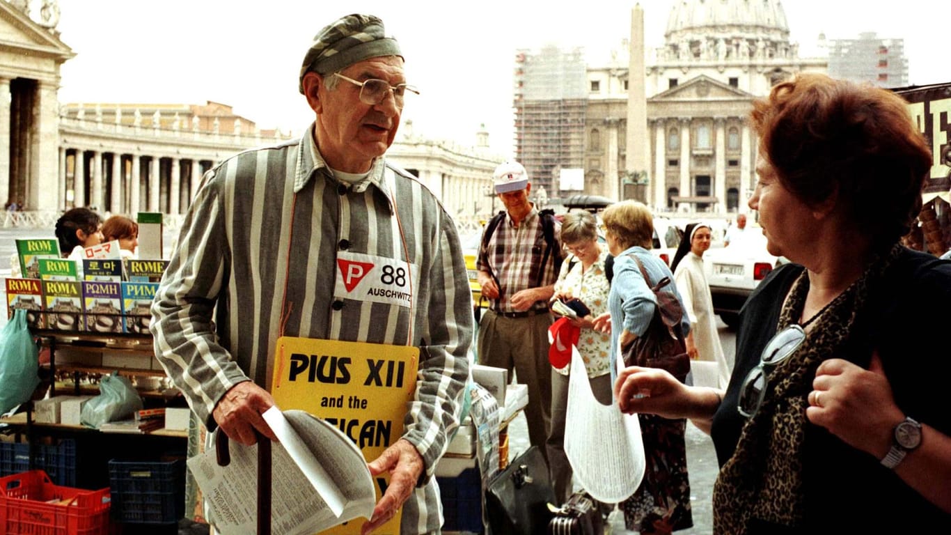 22. September 1997: Der ehemalige Auschwitz-Häftling Sigmund Sobolewski demonstriert im Vatikan. Er fordert: Die katholische Kirche sollte ihre Rolle im Holocaust hinterfragen.