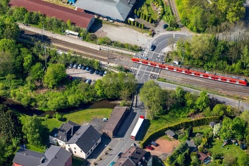 Ein Luftaufnahme von Velbert-Nierenhof: In diesem Stadtteil stieg der Junge in den VW. Im Fall der versuchten Kindesentführung sucht die Polizei in Velbert nach Zeugen.