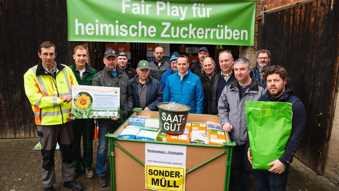 Zuckerrübenbauern in Kürnach: Ihr altes Saatgut, welches noch die 2018 verbotenen Neonikotinoide enthalten hat, haben sie zurückgegeben.