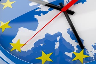 Uhr in der EU: Die Zeitumstellung soll in der EU abgeschafft werden – wann ist jedoch unklar.