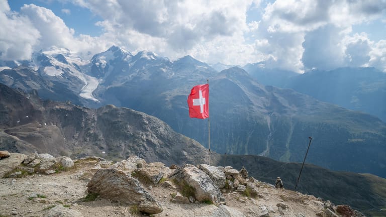 Schweizer Flagge weht in den Bergen