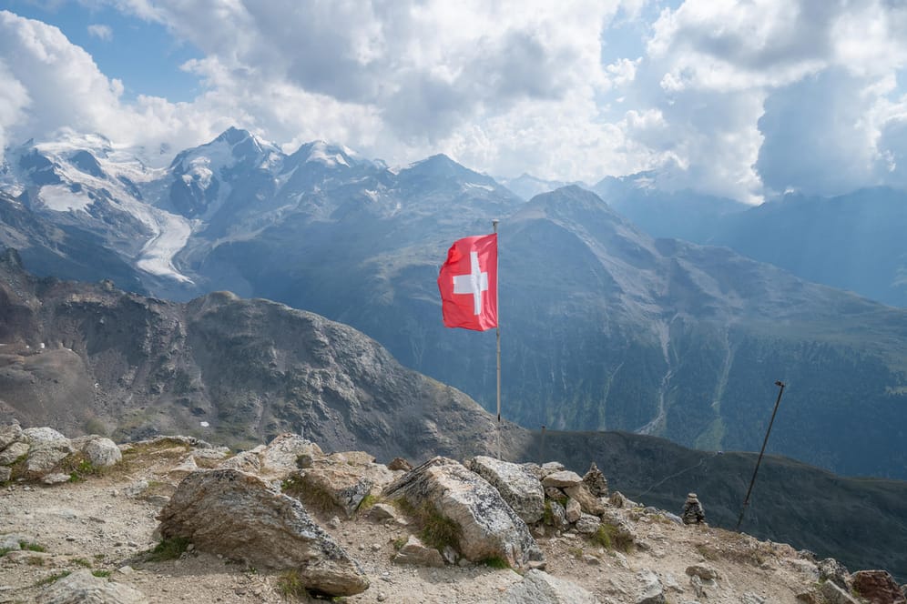 Schweizer Flagge weht in den Bergen