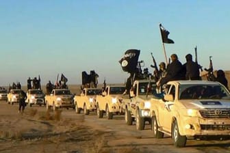 Ein Fahrzeugkonvoi der Terrormiliz Islamischer Staat (IS).