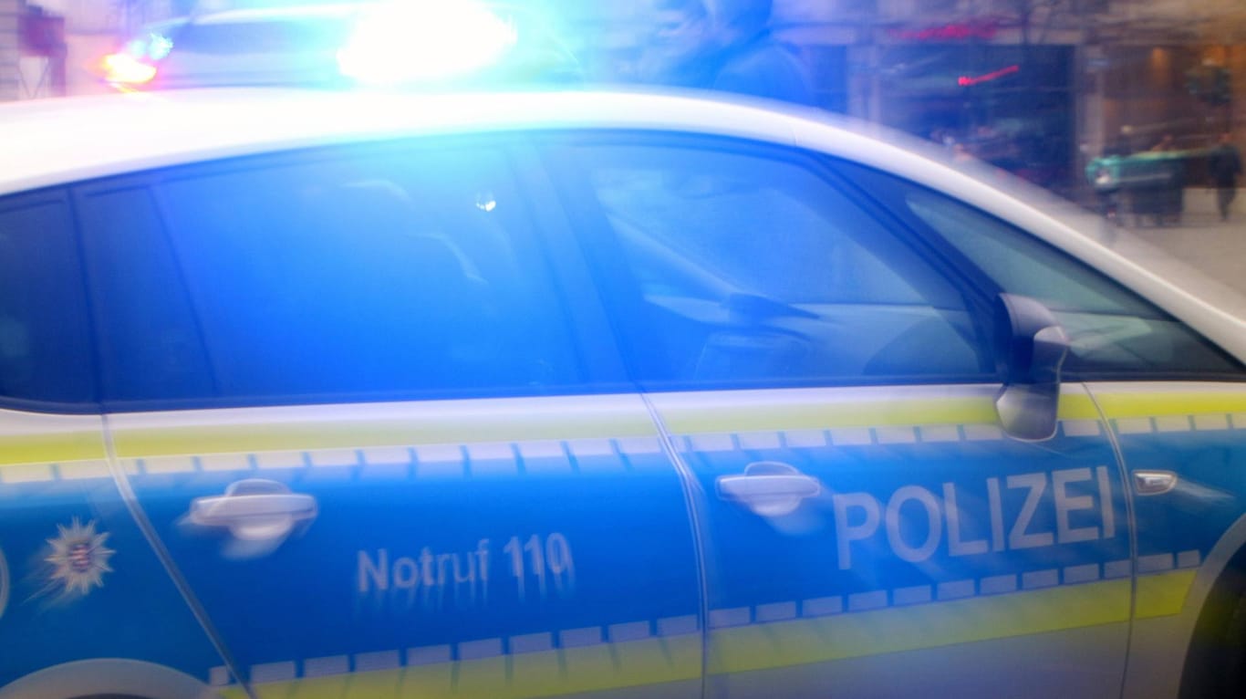 Einsatzwagen der Polizei mit eingeschaltetem Blaulicht (Symbolbild): Die Ermittlungen zur Todesursache dauern laut Polizei weiter an.