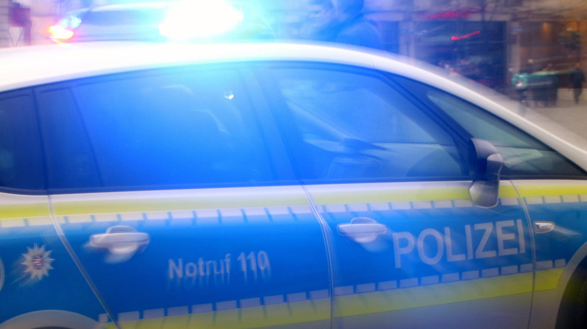 Einsatzwagen der Polizei mit eingeschaltetem Blaulicht (Symbolbild): Die Ermittlungen zur Todesursache dauern laut Polizei weiter an. Einsatzwagen der Polizei mit eingeschaltetem Blaulicht (Symbolbild): Die Ermittlungen zur Todesursache dauern laut Polizei weiter an.