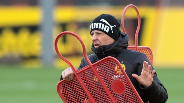 Trainer Lucien Favre leitet das Training der Mannschaft von Borussia Dortmund. Trainer Lucien Favre leitet das Training der Mannschaft von Borussia Dortmund.