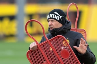 Trainer Lucien Favre leitet das Training der Mannschaft von Borussia Dortmund.