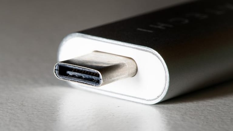 Falsch herum gibt es nicht: Nach Smartphones dürften sich die verdrehsicheren USB-Stecker und -Buchsen des Typs C auch bei Computern auf breiter Front durchsetzen.