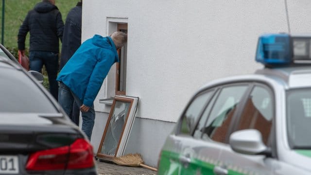 In dem Einfamilienhaus in Niederbayern hatte die Polizei drei Leichen gefunden.