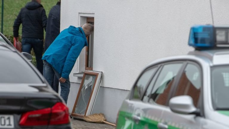 In dem Einfamilienhaus in Niederbayern hatte die Polizei drei Leichen gefunden.