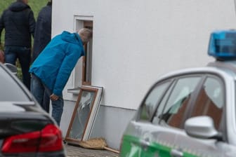 In dem Einfamilienhaus in Niederbayern hatte die Polizei drei Leichen gefunden.