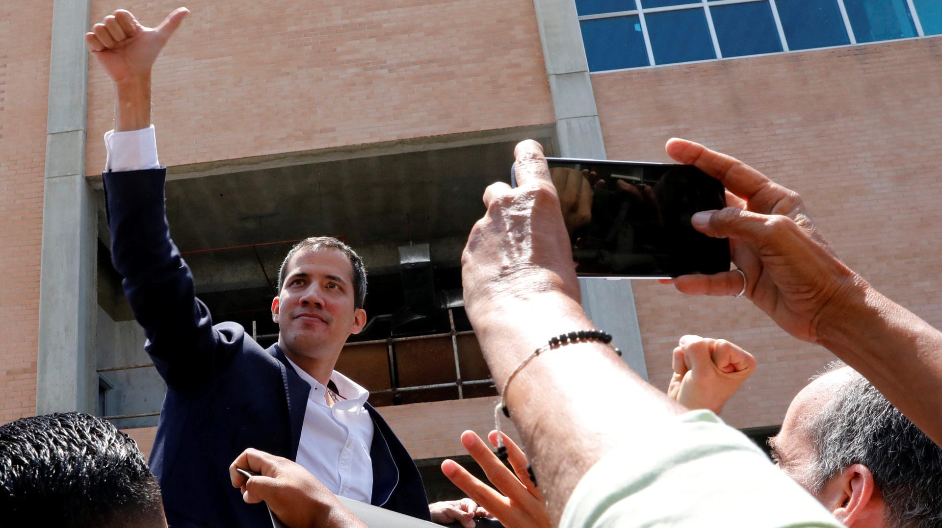 Juan Guaido mit Unterstützern nach seiner Rückkehr am Flughafen: Staatschef Maduro hat ihm mit Festnahme gedroht.