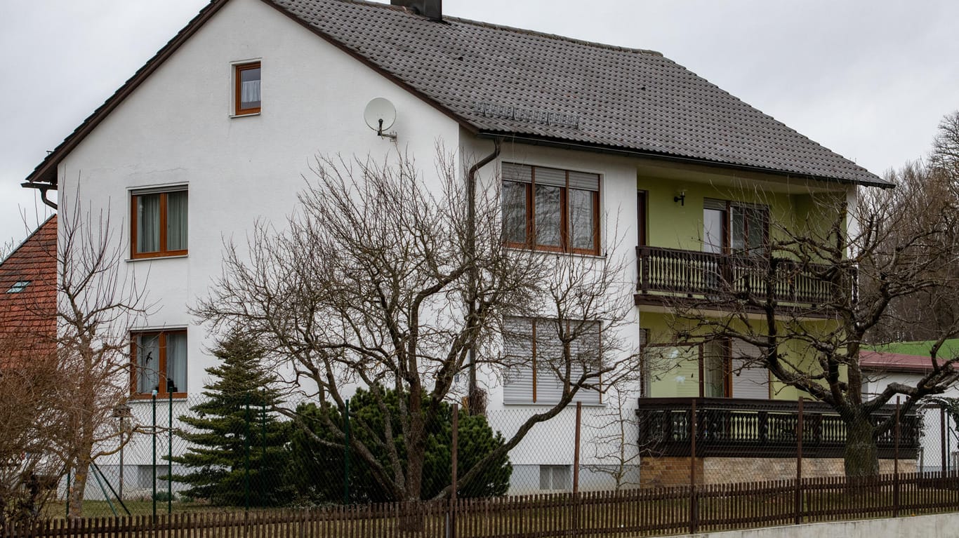 Blick auf ein Wohnhaus. In dem Einfamilienhaus in Niederbayern hat die Polizei drei Leichen gefunden. Alle drei seien Erwachsene und miteinander verwandt, sagte die Polizei auf Anfrage.