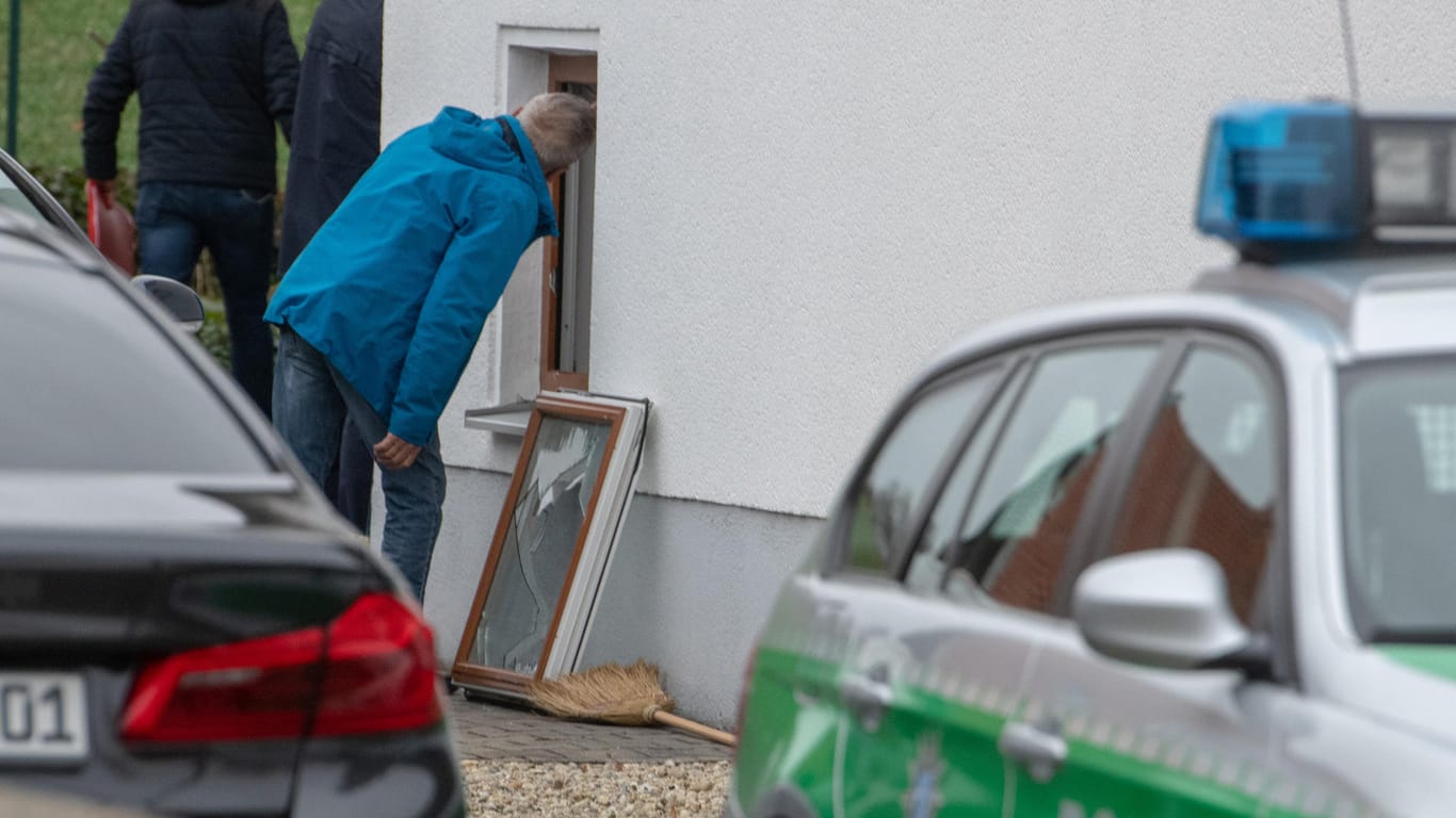 Mallersdorf-Pfaffenberg: Polizeibeamte sichern Spuren an einem Wohnhaus. Die Polizei geht von einem Tötungsdelikt aus und hat einen Angehörigen vorläufig festgenommen.