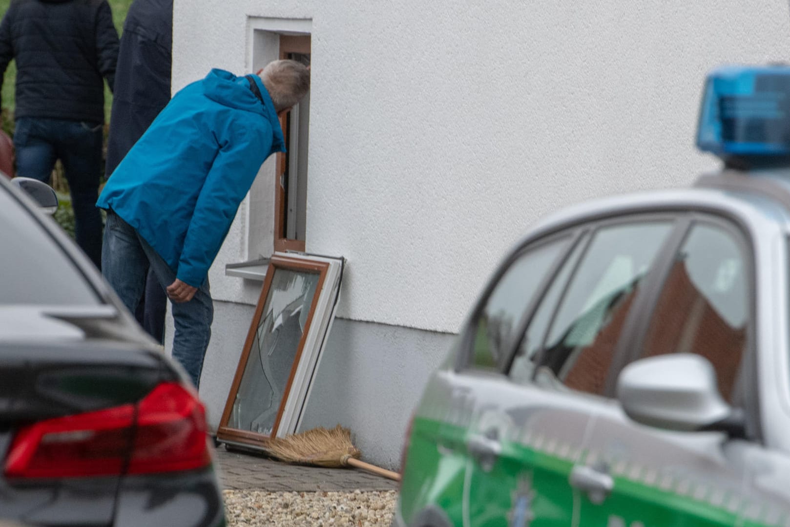 Mallersdorf-Pfaffenberg: Polizeibeamte sichern Spuren an einem Wohnhaus. Die Polizei geht von einem Tötungsdelikt aus und hat einen Angehörigen vorläufig festgenommen.