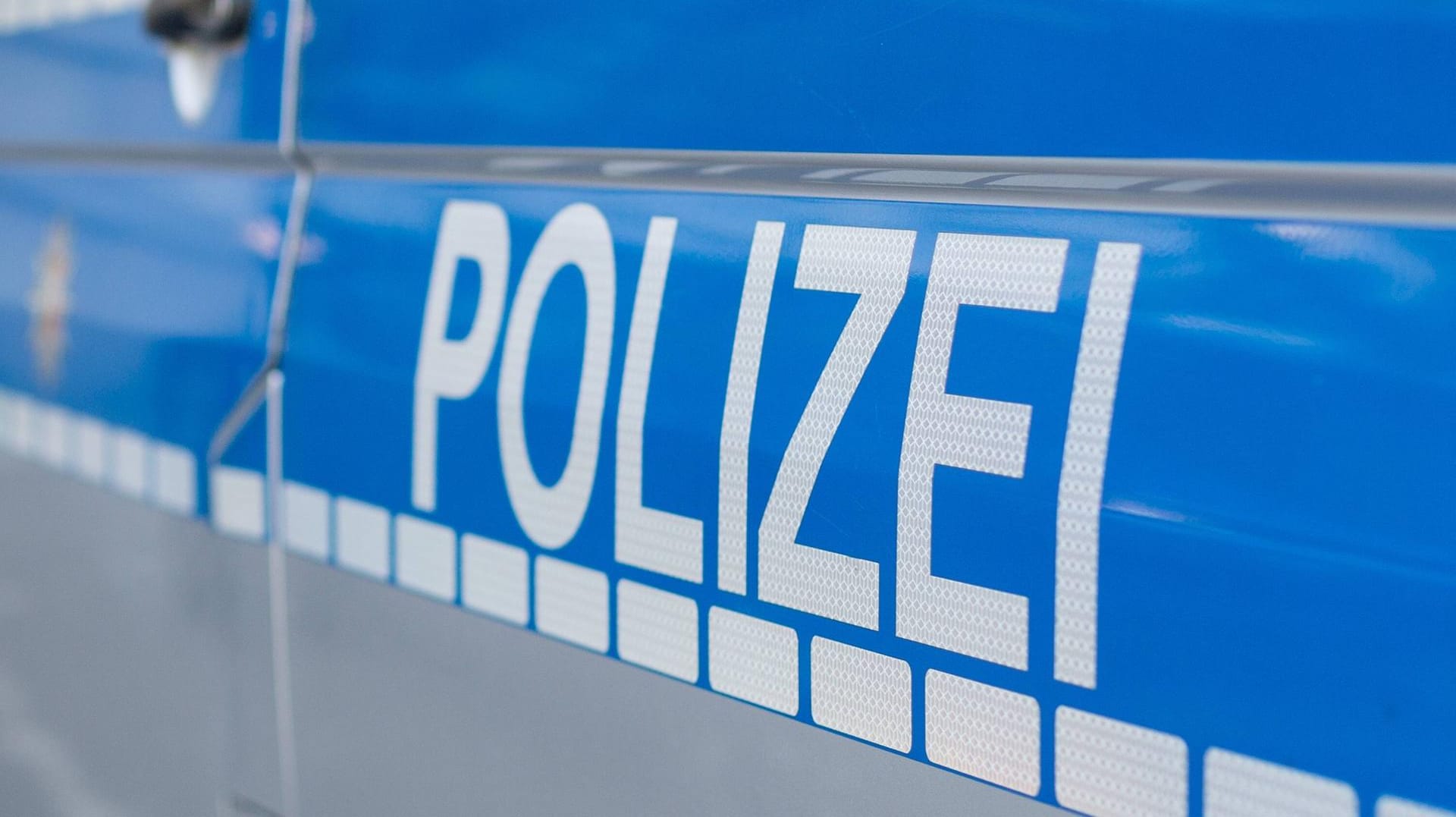 Schriftzug Polizei auf der Seite eines Einsatzwagens (Symbolbild): Die Polizei sucht nun Zeugen für die unklaren Vorfälle. Schriftzug Polizei auf der Seite eines Einsatzwagens (Symbolbild): Die Polizei sucht nun Zeugen für die unklaren Vorfälle.