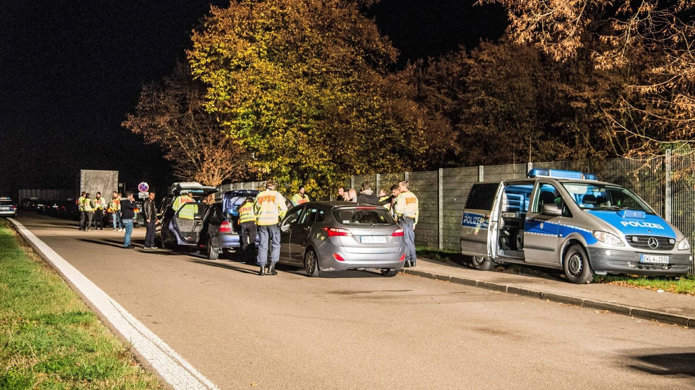 Polizeikontrollen in Sachsen und Polen (Symbolbild): Bei Durchsuchungen in insgesamt 13 Objekten beschlagnahmten die Ermittler demnach umfangreiches Beweismaterial.
