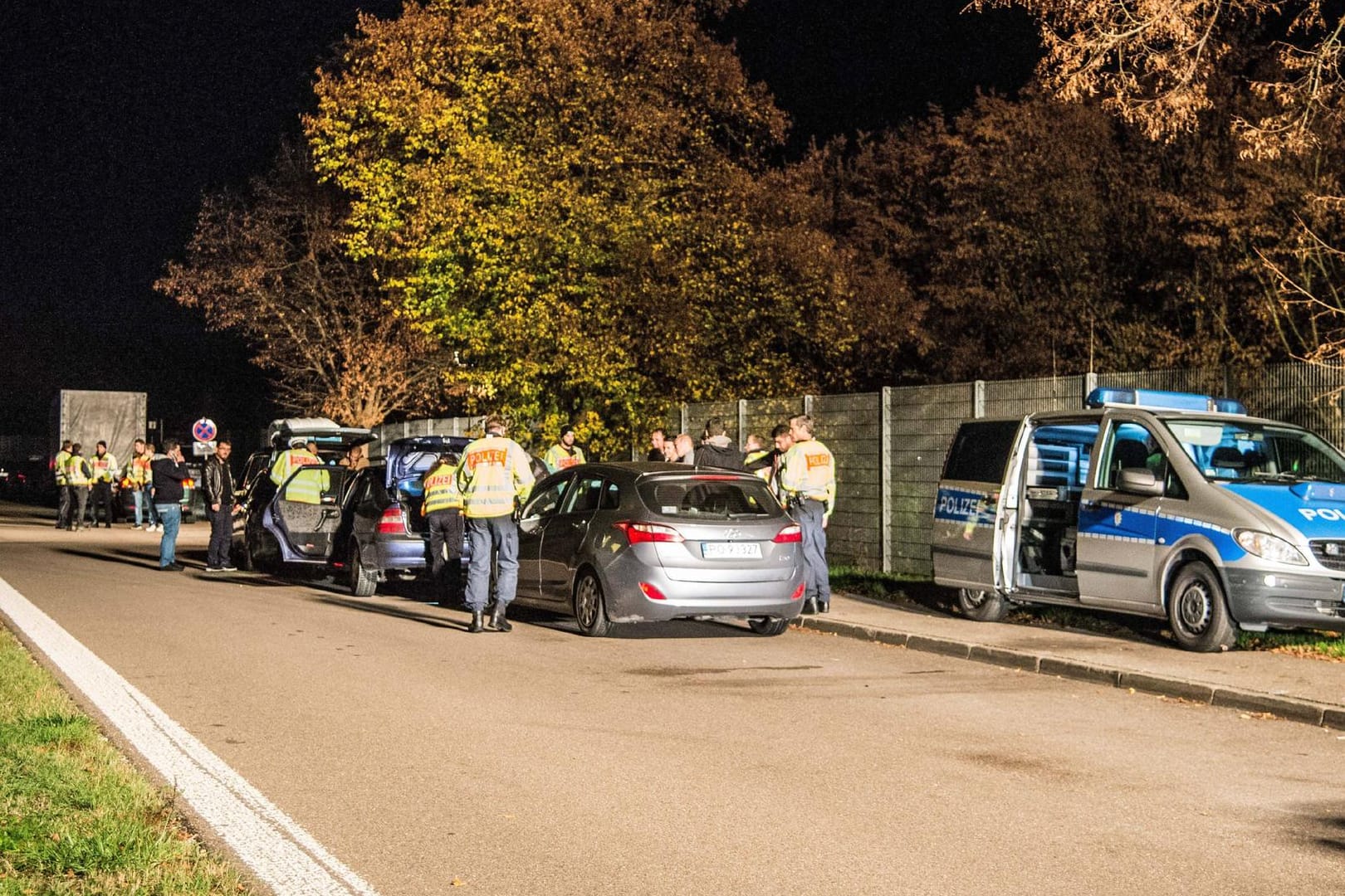 Polizeikontrollen in Sachsen und Polen (Symbolbild): Bei Durchsuchungen in insgesamt 13 Objekten beschlagnahmten die Ermittler demnach umfangreiches Beweismaterial.