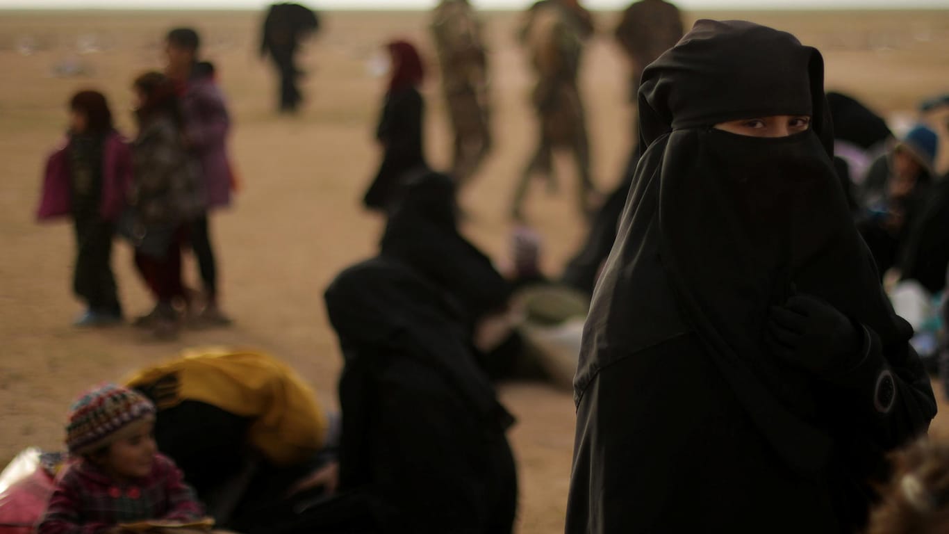 Eine Frau in der Nähe von Baghous: Hunderte Frauen und Kinder sind aus der letzten IS-Bastion geflohen.
