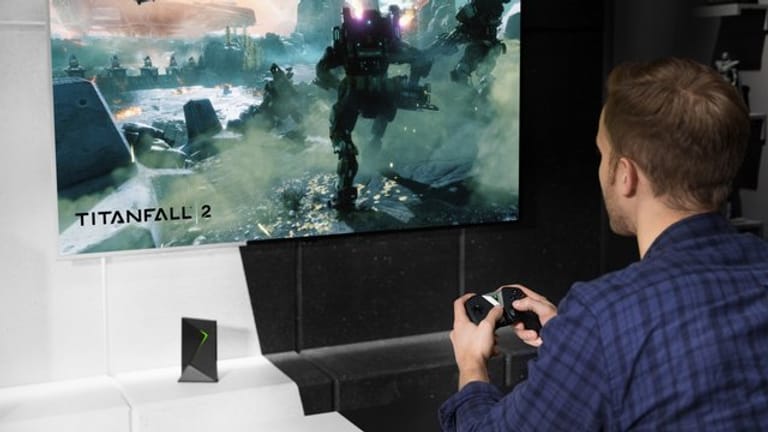 Mann spielt auf dem TV über Streamingbox: Die Shield von Nvidia ist eine Streamingbox vor allem für Spiele-Fans