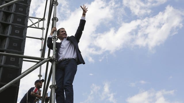 Guaidó hat sich zum Interimspräsidenten erklärt und Maduro damit offen herausgefordert.