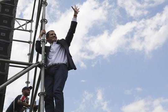 Guaidó hat sich zum Interimspräsidenten erklärt und Maduro damit offen herausgefordert.