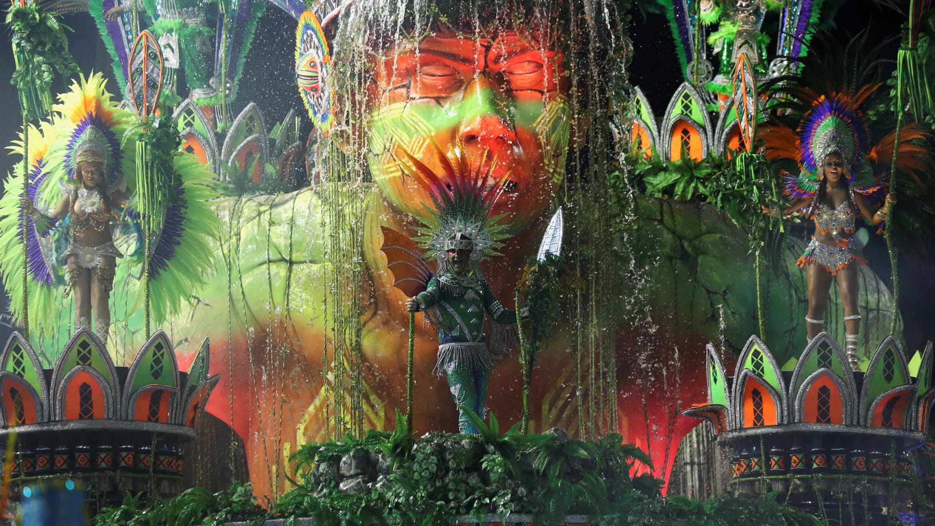 Tänzer der Sambaschule Vila Isabel auf dem prächtigen Wagen: Der Karneval in Rio hält die Stadt tagelang in Atem.