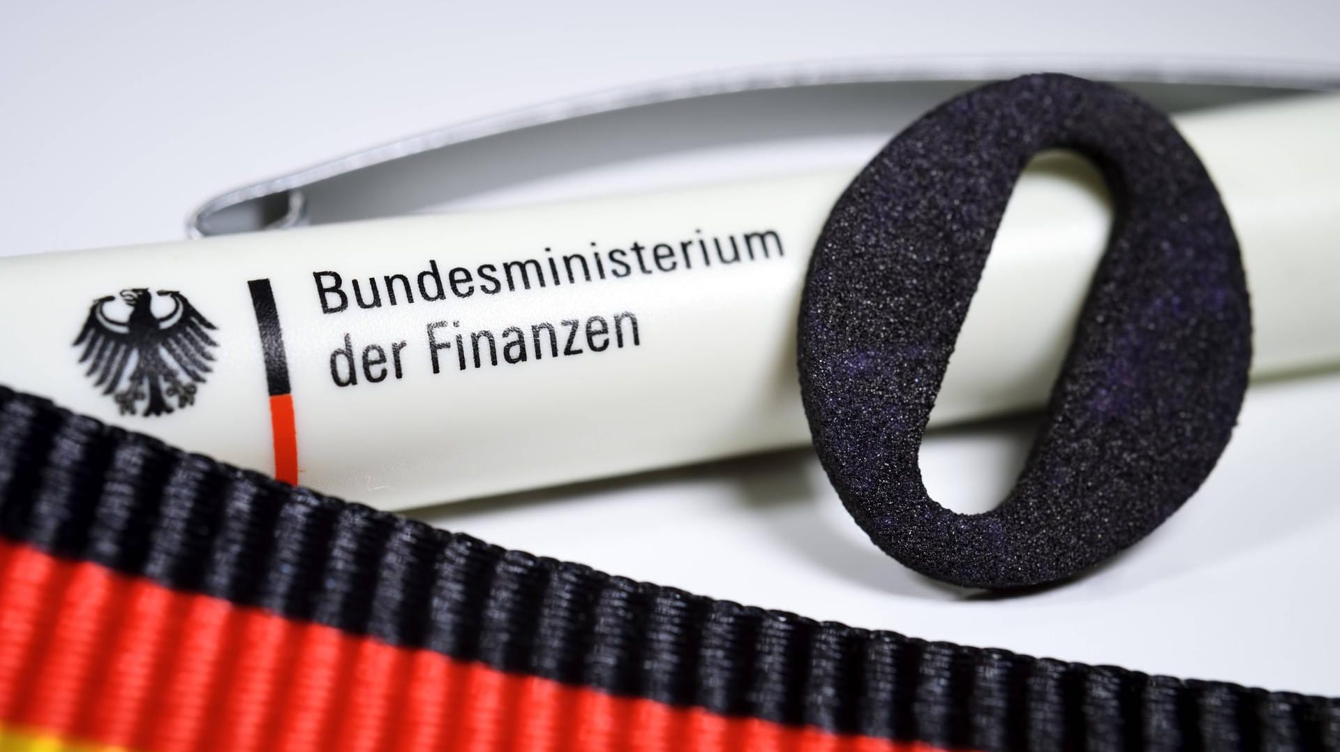 Kugelschreiber des Bundesministeriums der Finanzen und schwarze Null *** Ballpoint pen of the Feder