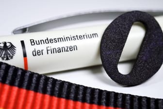 Kugelschreiber des Bundesministeriums der Finanzen und schwarze Null *** Ballpoint pen of the Feder