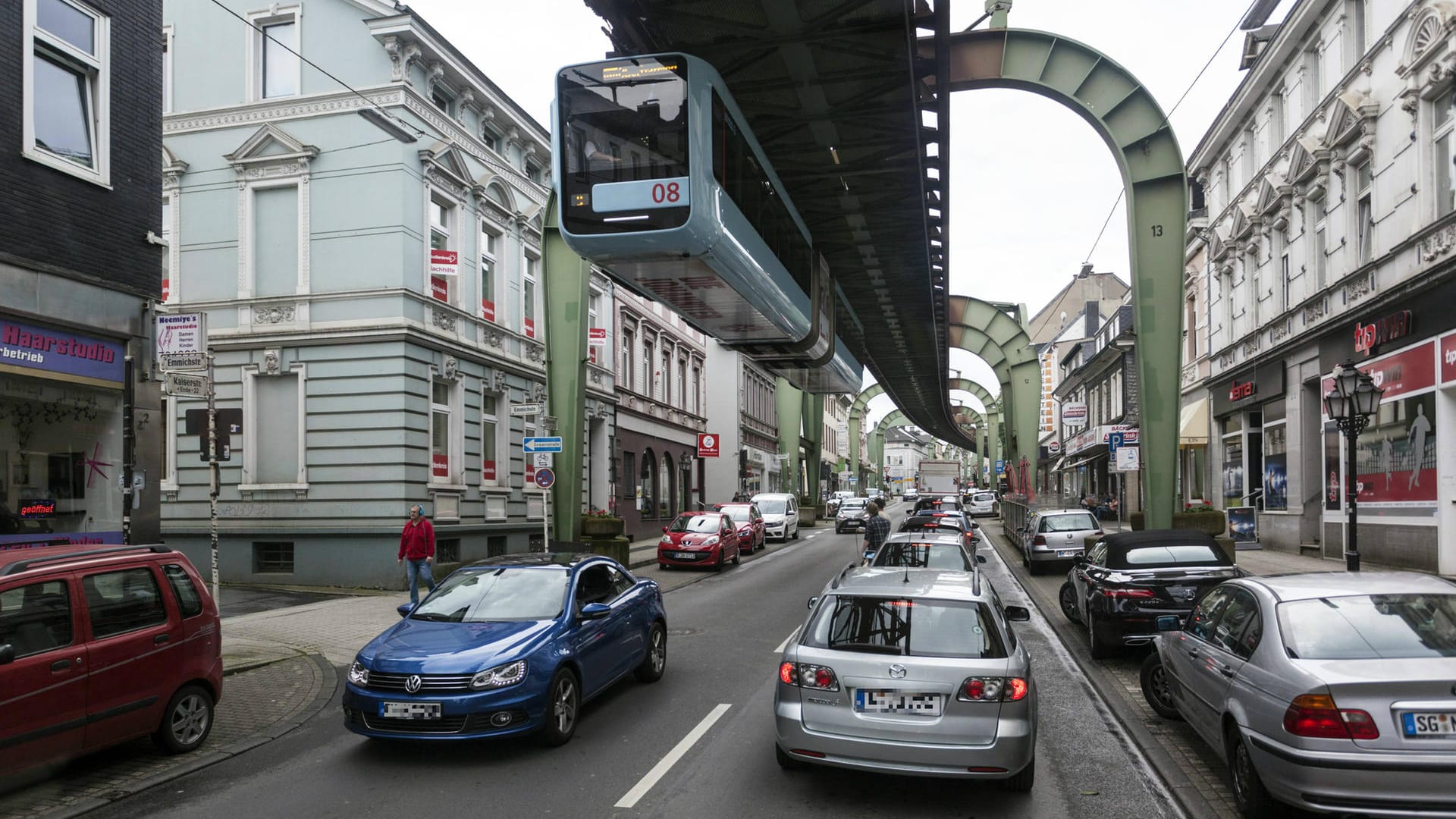 Die neuen Schwebebahnen werden außen alle hellblau sein.