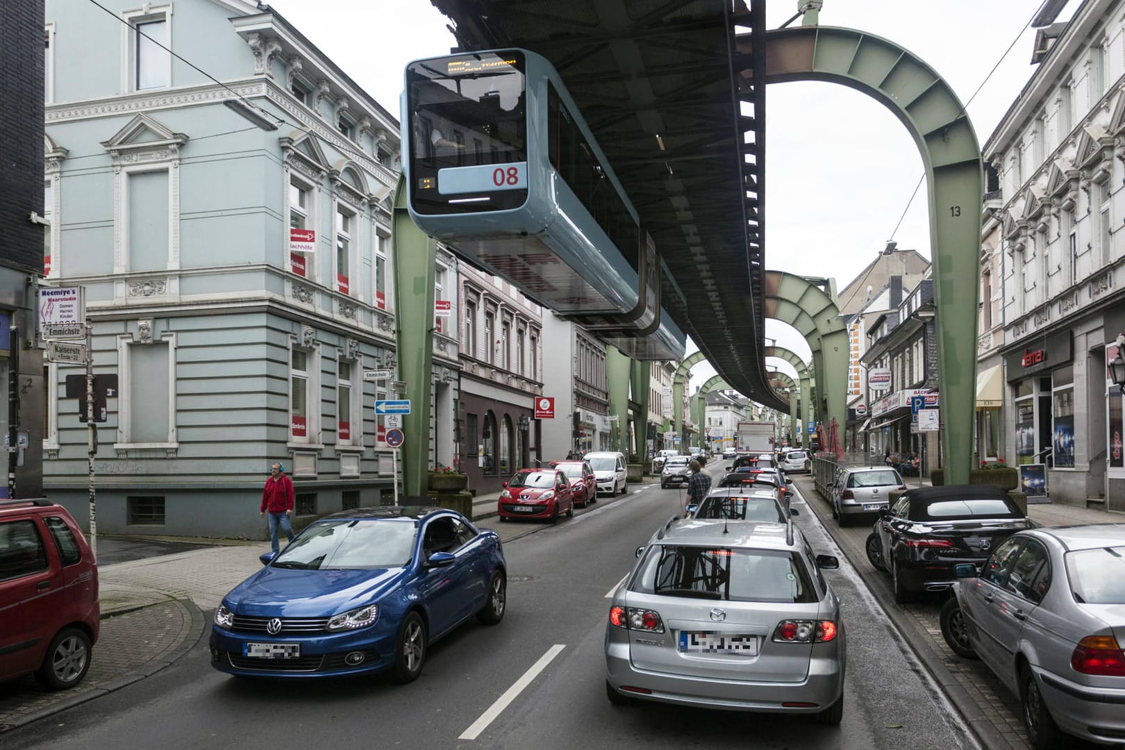 Die neuen Schwebebahnen werden außen alle hellblau sein.