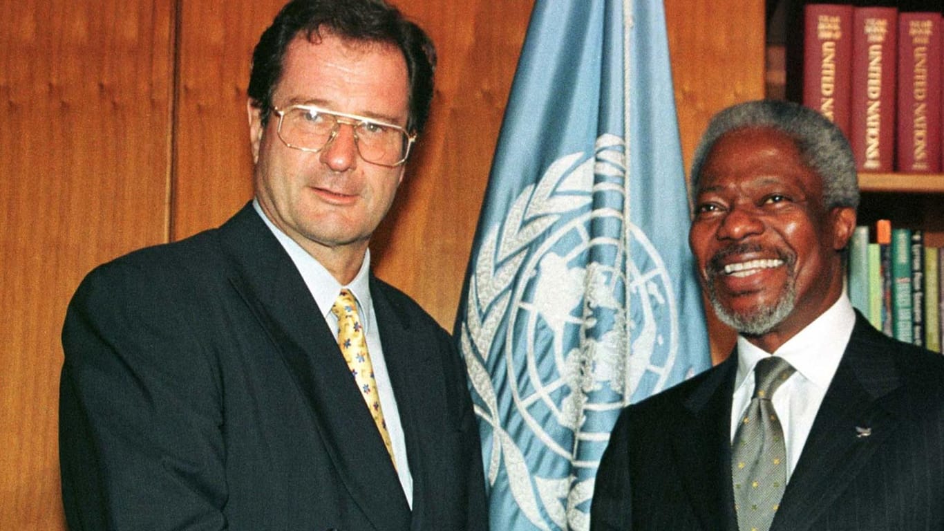 Klaus Kinkel als damaliger Außenminister bei UN-Generalsekretär Kofi Annan: Kinkel leitete das Ministerium sechs Jahre lang.