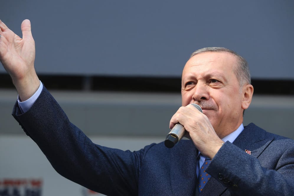 Recep Tayyip Erdogan bei einer Rede: Die Türkei will offenbar deutsche Urlauber bei der Einreise verhaften.