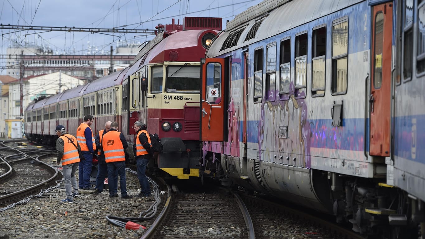 Zugunfall in Tschechien: Beim Zusammenstoß zweier Züge sind 21 Menschen verletzt worden.