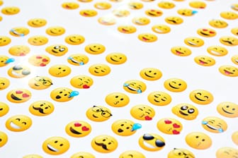 Verschiedene Smileys (Symbolbild): Für 2019 wurden 230 neue Emojis angekündigt.