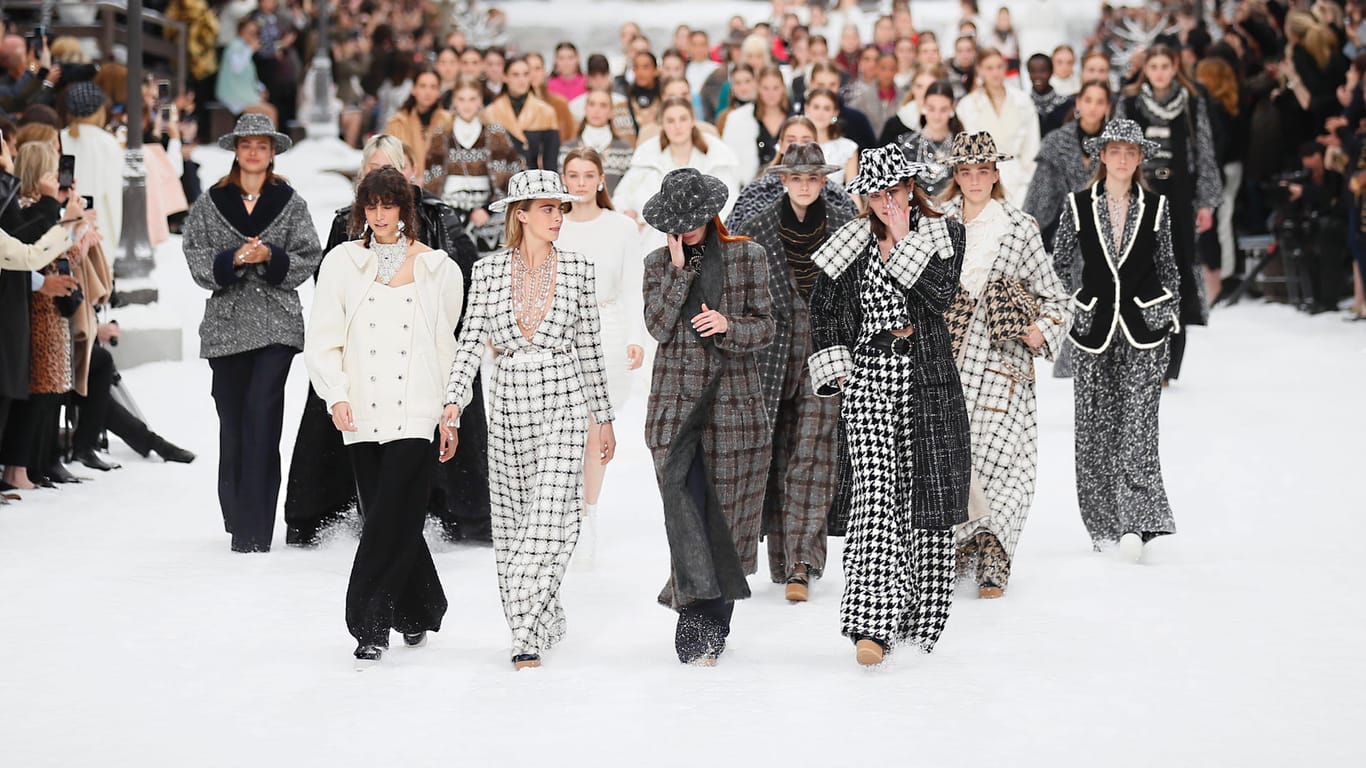 Models präsentieren Karl Lagerfelds letzte Kollektion für Chanel: Nach der Show scheinen sie sich Tränen aus den Augen zu wischen.
