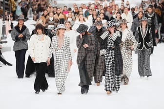 Models präsentieren Karl Lagerfelds letzte Kollektion für Chanel: Nach der Show scheinen sie sich Tränen aus den Augen zu wischen.