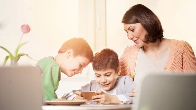 Wissen, was gespielt wird: So können Eltern ihre Kinder am besten vor Suchtfallen schützen.