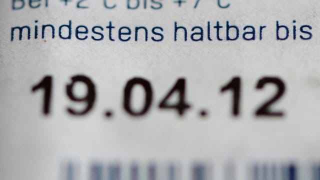 Wegwerfen oder essen? Ein überschrittenes Mindesthaltbarkeitsdatum ist kein Grund für den Müll.