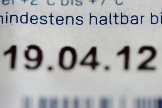 Wegwerfen oder essen? Ein überschrittenes Mindesthaltbarkeitsdatum ist kein Grund für den Müll.