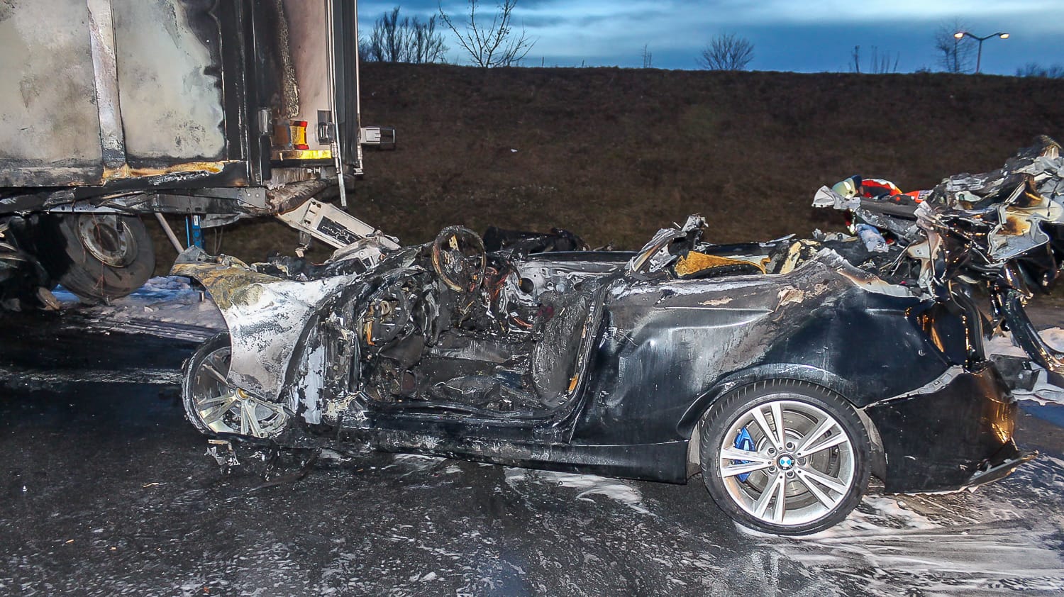 A3 bei Iggensbach: Ein Auto ist mit einem Sattelzug zusammengestoßen. A3 bei Iggensbach: Ein Auto ist mit einem Sattelzug zusammengestoßen.