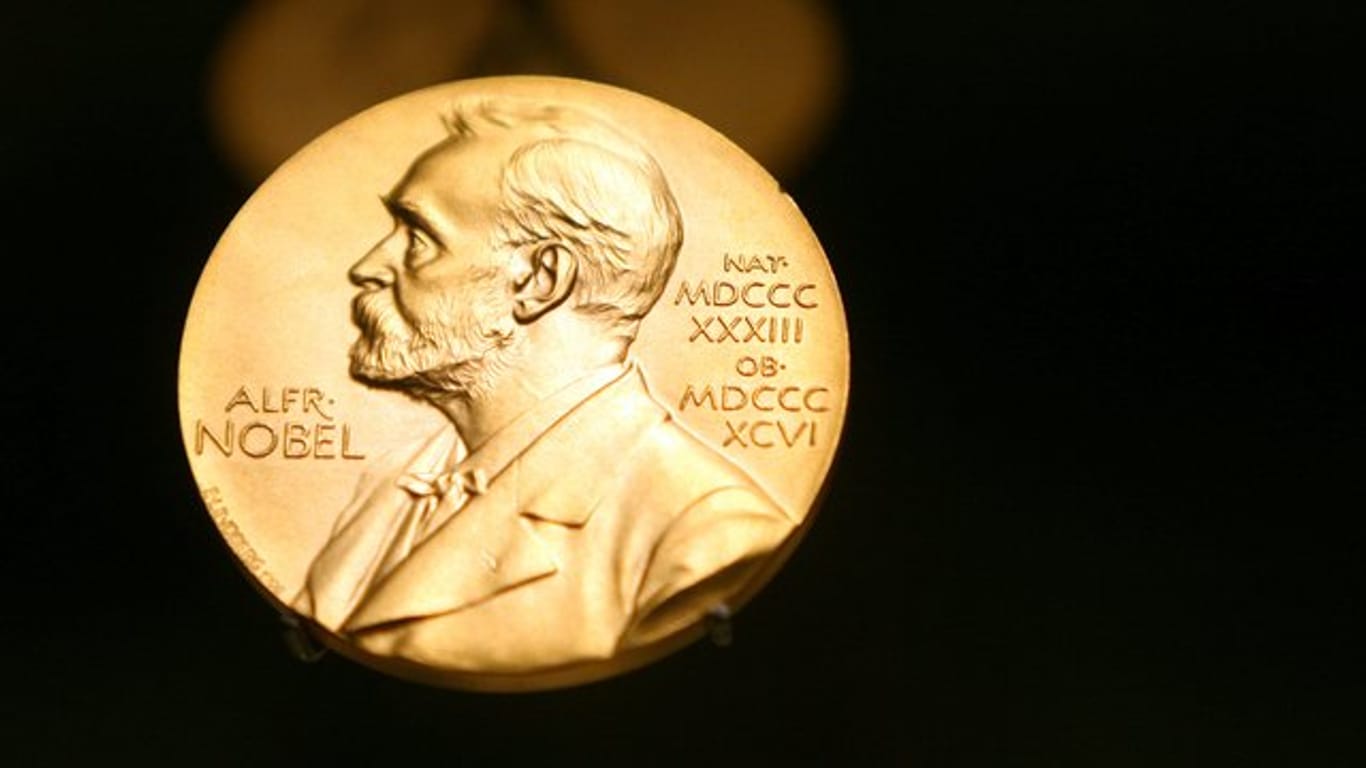 Eine Medaille mit dem Konterfei von Alfred Nobel: Nach der Absage der Preisvergabe 2018 werden in diesem Jahr gleich zwei Literaturnobelpreise vergeben.