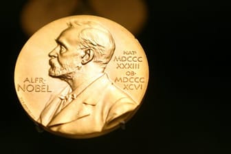 Eine Medaille mit dem Konterfei von Alfred Nobel: Nach der Absage der Preisvergabe 2018 werden in diesem Jahr gleich zwei Literaturnobelpreise vergeben.