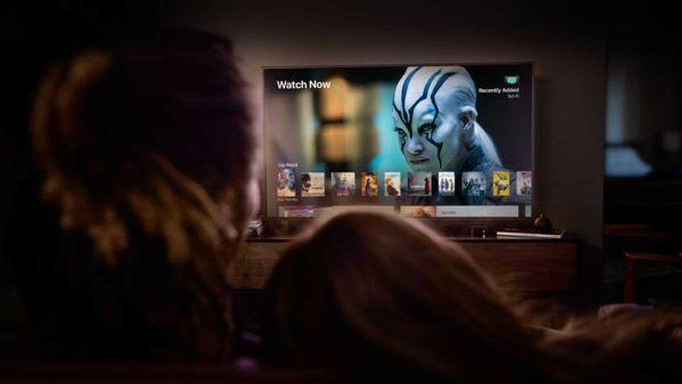 TV mit Programmübersicht: Auf der Couch sitzen und jederzeit bestimmte Serien und Filme sehen, das bieten Streamingboxen wie die Apple-TV-Box.
