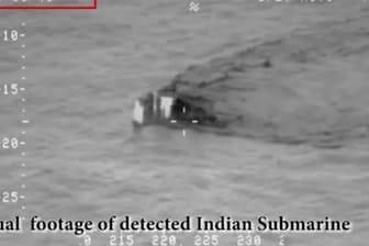 Der vom pakistanischen Militär zur Verfügung gestellte Videoausschnitt zeigt ein mutmaßlich indisches U-Boot, das sich den pakistanischen Hoheitsgewässern im Arabischen Meer nähert.