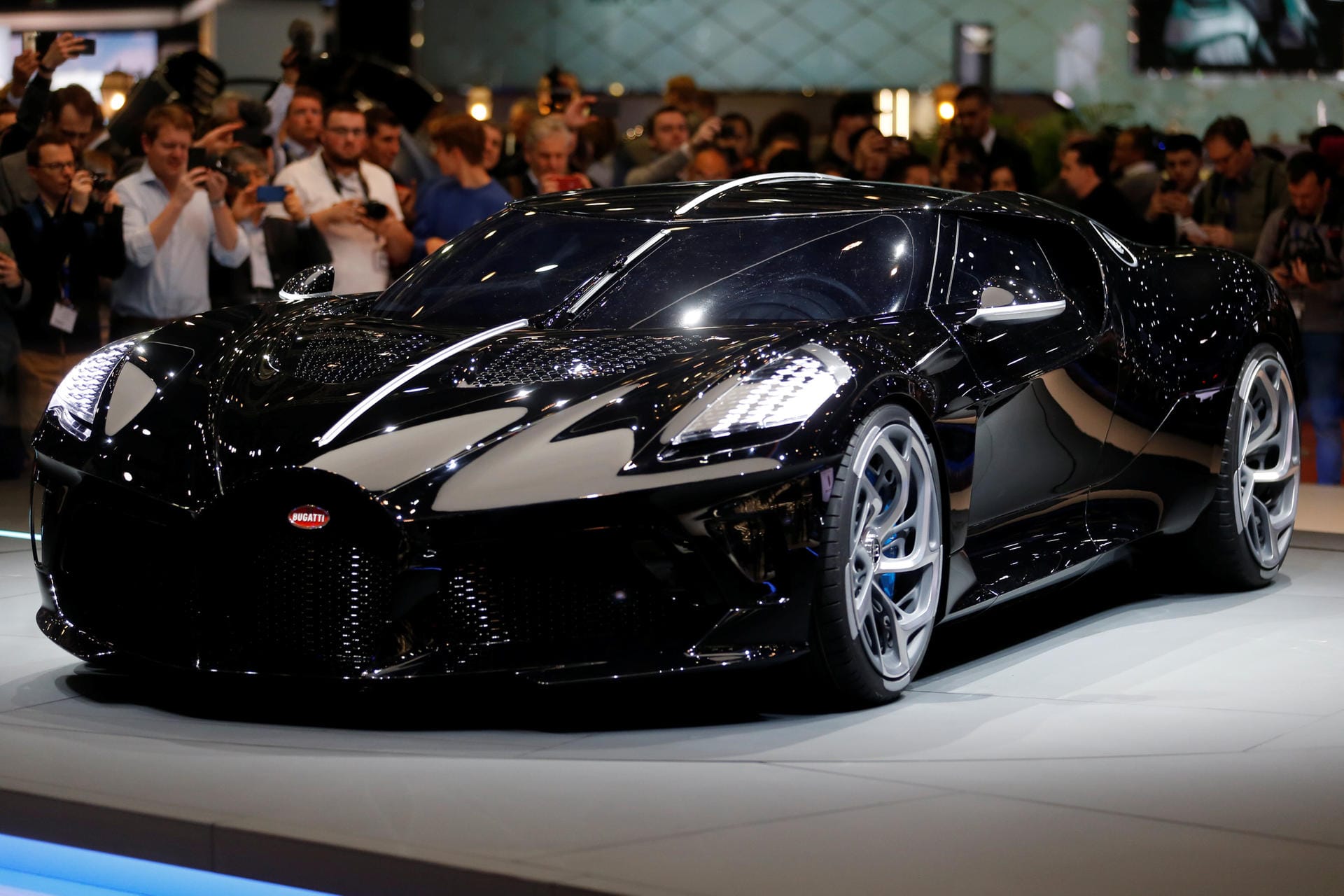 Bugatti La Voiture Noire: Der Besitzer des Einzelstücks bezahlt inklusive Steuern etwa 16 Millionen Euro, heißt es. Wer das Auto in Auftrag gegeben hat, ist nicht bekannt.