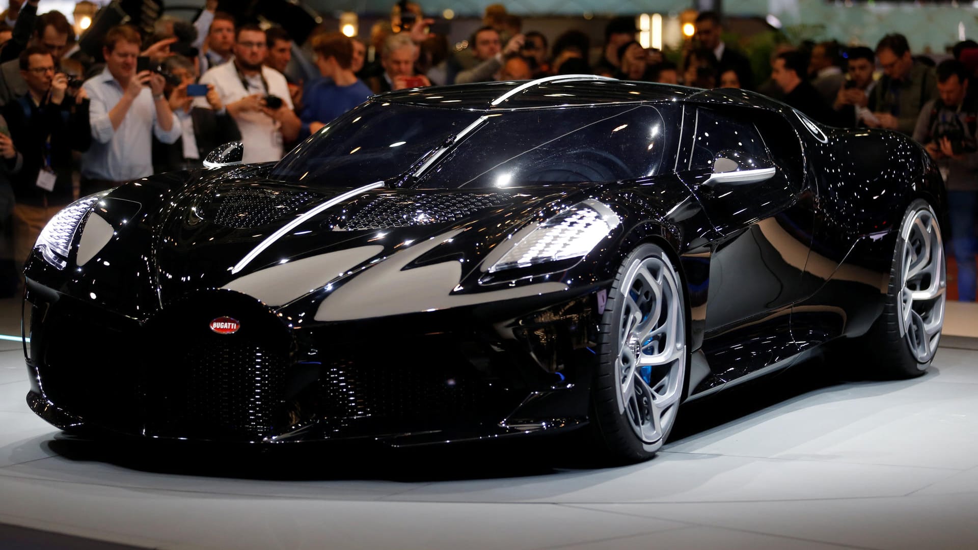 Bugatti La Voiture Noire: Der Besitzer des Einzelstücks bezahlt inklusive Steuern etwa 16 Millionen Euro, heißt es. Wer das Auto in Auftrag gegeben hat, ist nicht bekannt.