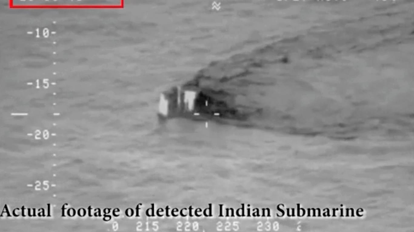 Der vom pakistanischen Militär zur Verfügung gestellte Videoausschnitt zeigt ein mutmaßlich indisches U-Boot, das sich den pakistanischen Hoheitsgewässern im Arabischen Meer nähert.
